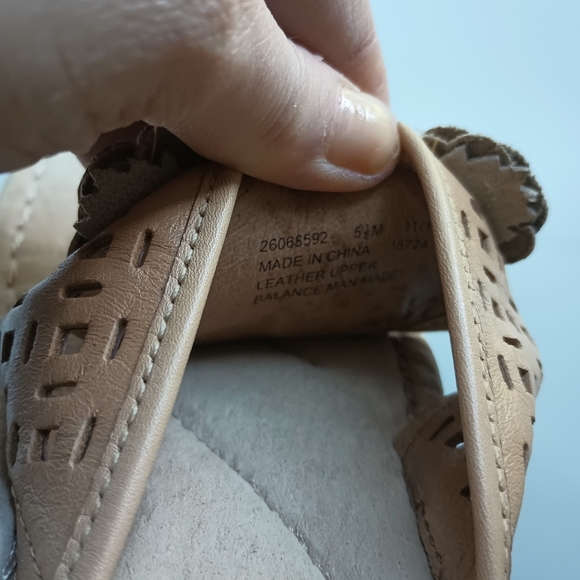 Clarks Artisan Womans 5.5 Floral Thong Sandal Leather Pink Silver Cushioned - Picture 6 of 8